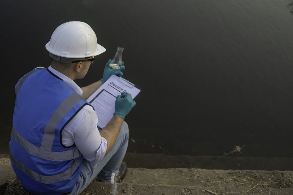 מהנדס בוחן לפי הדף נייר בידיו