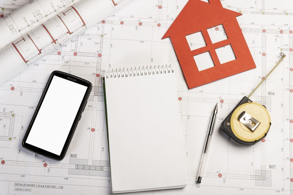 מבט מלמעלה על דפים ופלאפון