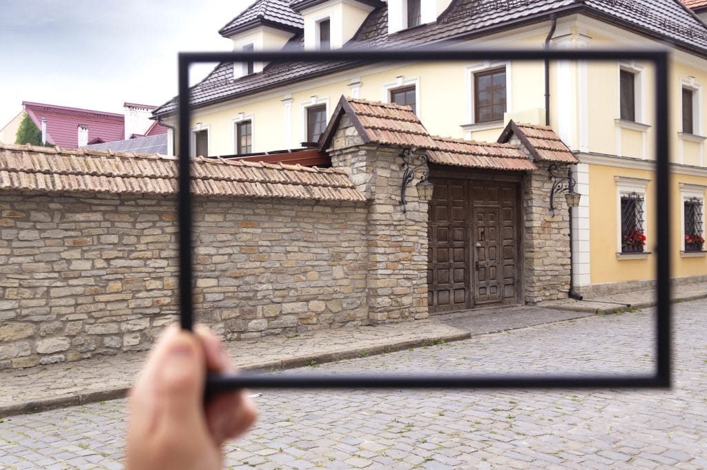 פריים מול בית