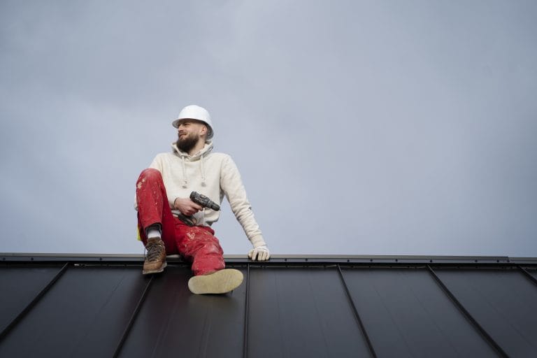 בחור יושב על הגג