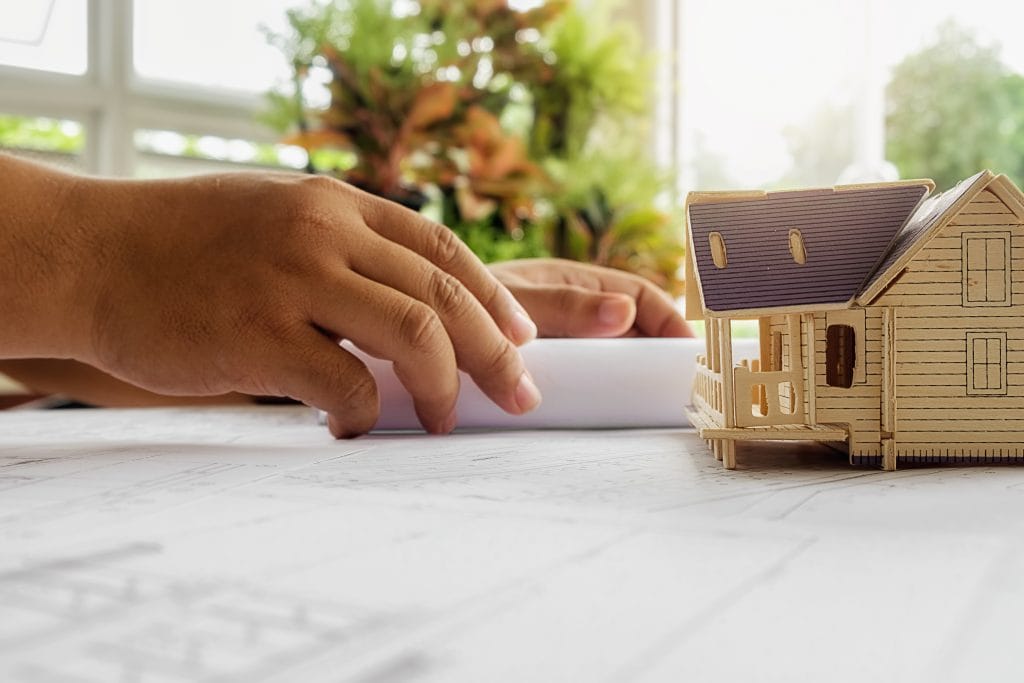 ידיים של מהנדס עובדות על מבנה בניין