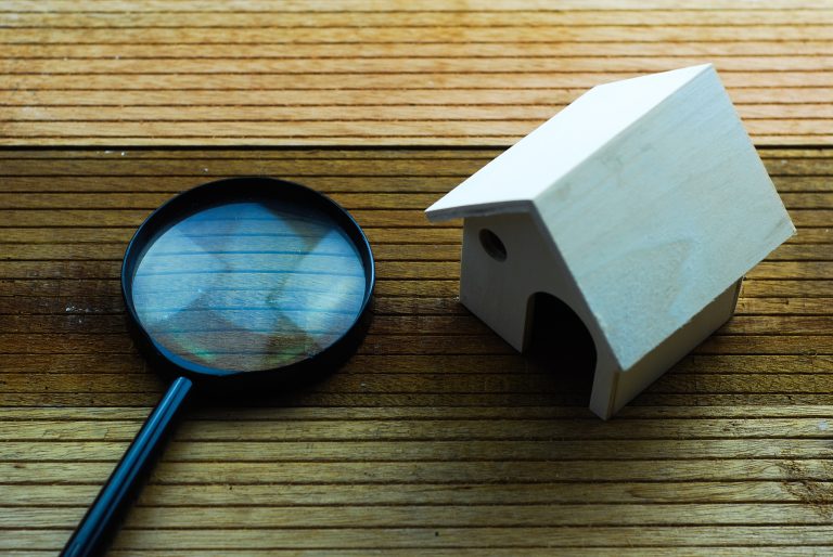 זכוכית מגדלת ובית בזווית גבוהה