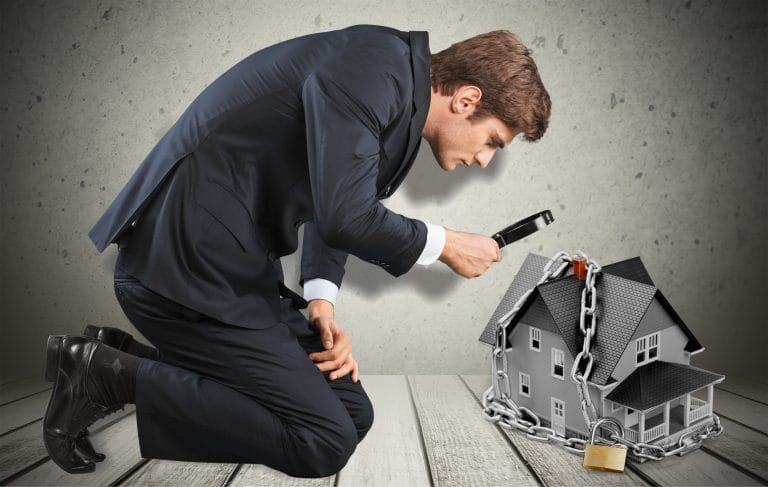 בחור בודק בית קטן עם זכוכית מגדלת