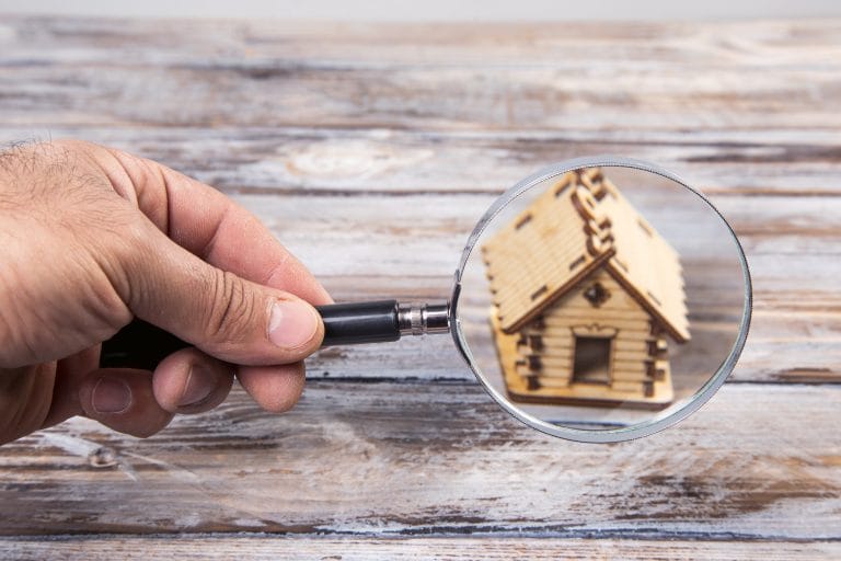 זכוכית מגדלת על בית קטנצ'יק