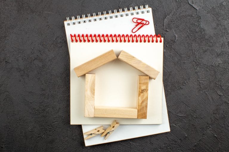 בית עץ על דף נייר